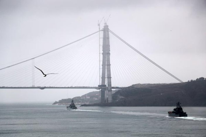 Rus savaş gemisi Boğaz'dan geçti