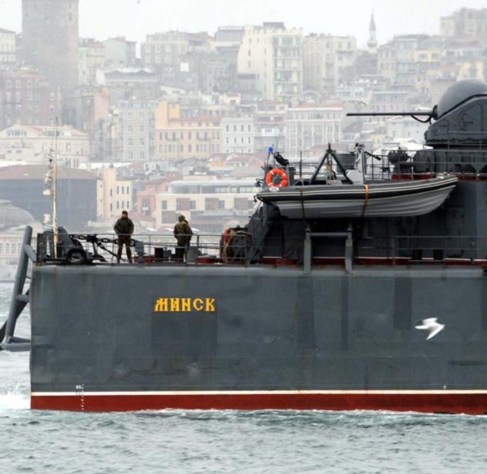 Rus savaş gemisi Boğaz'dan geçti