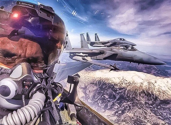 Türk pilotun Suudi pilotlarla selfie'si