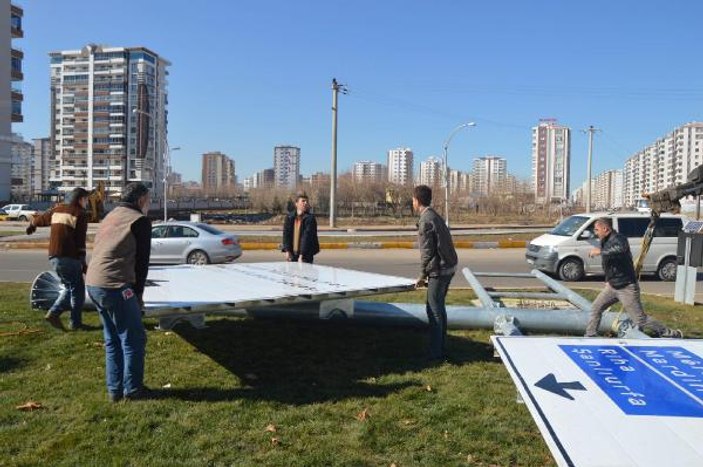 Diyarbakır'da belediyeden Türkçe- Kürtçe yön levhası