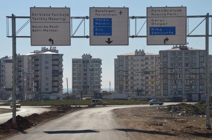 Diyarbakır'da belediyeden Türkçe- Kürtçe yön levhası