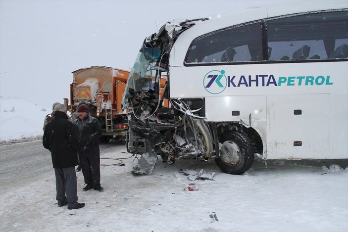 Erzincan'da yolcu otobüsü kaza yaptı