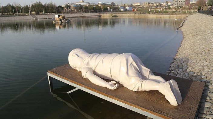Irak'ta Aylan Kurdi'nin heykeli dikildi