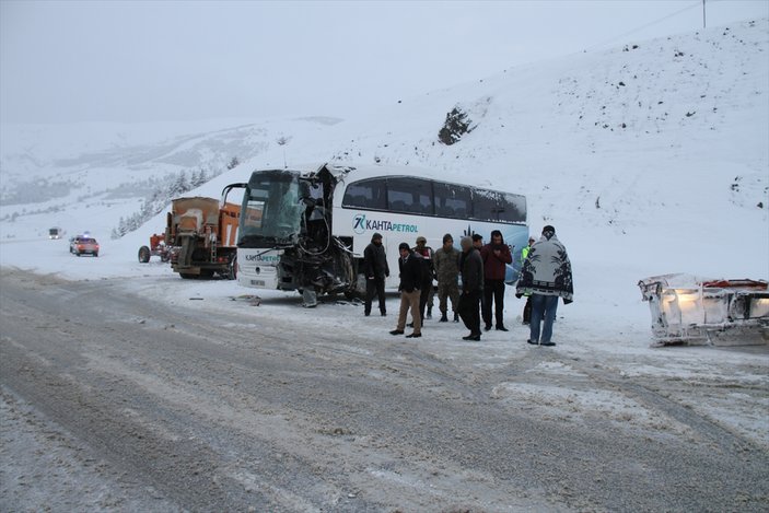Erzincan'da yolcu otobüsü kaza yaptı