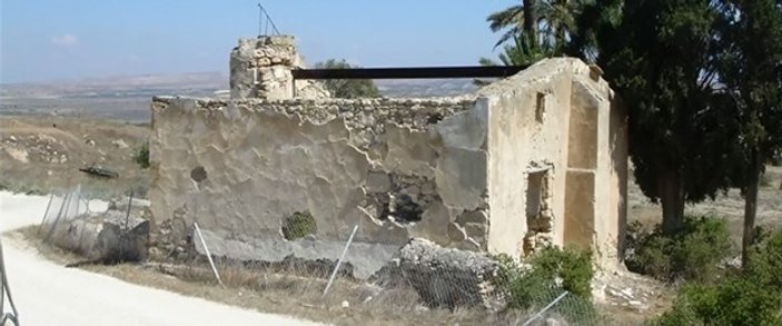 Güney Kıbrıs'ta tarihi cami kundaklandı