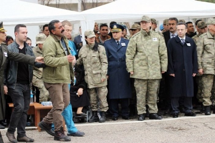 Şehit cenazesinden Kürtçe ağıtlar yükseldi