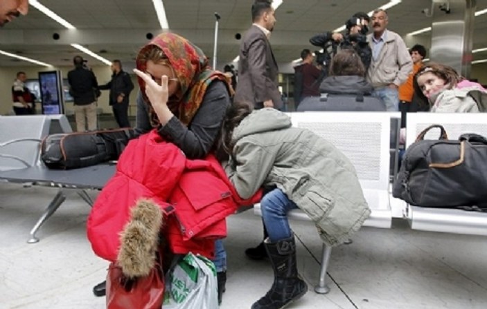 Finlandiya'dan Irak'a dönen mülteciler yeri öptü