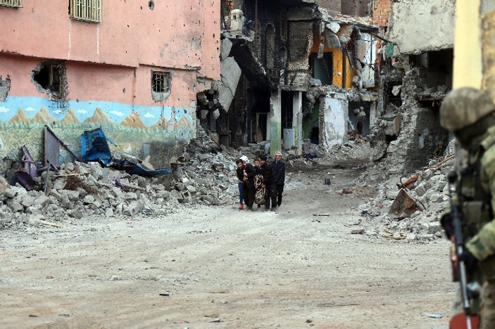 Sur'dan tahliye edilen aile tutuklandı