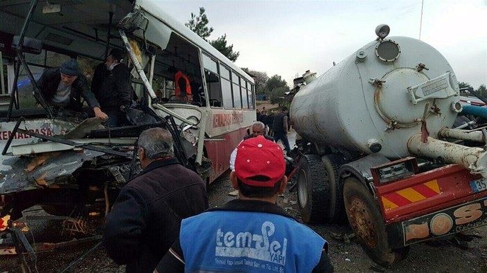 İzmir'de feci kaza: 1ölü 23 yaralı