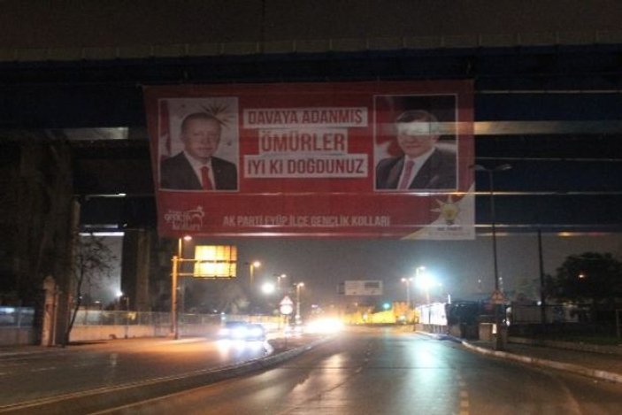 Erdoğan ve Davutoğlu için dev pankart astılar