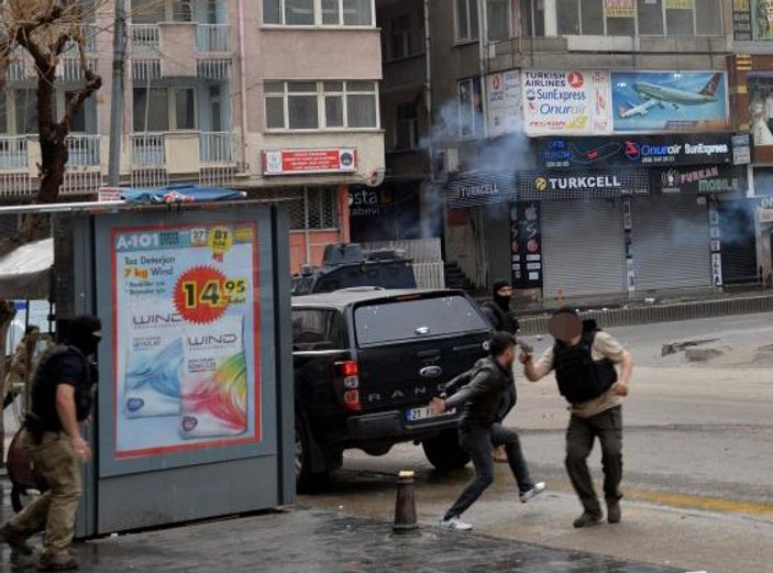 Diyarbakır'da polisin silahını almaya çalışan eylemci