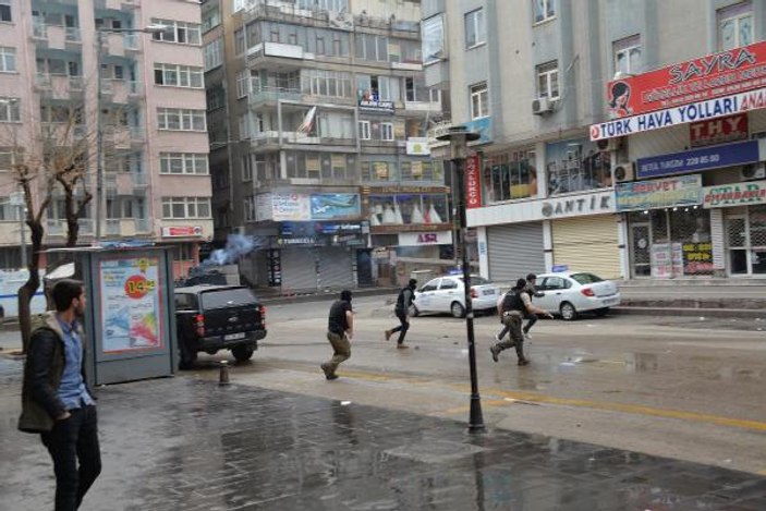 Diyarbakır'da polisin silahını almaya çalışan eylemci