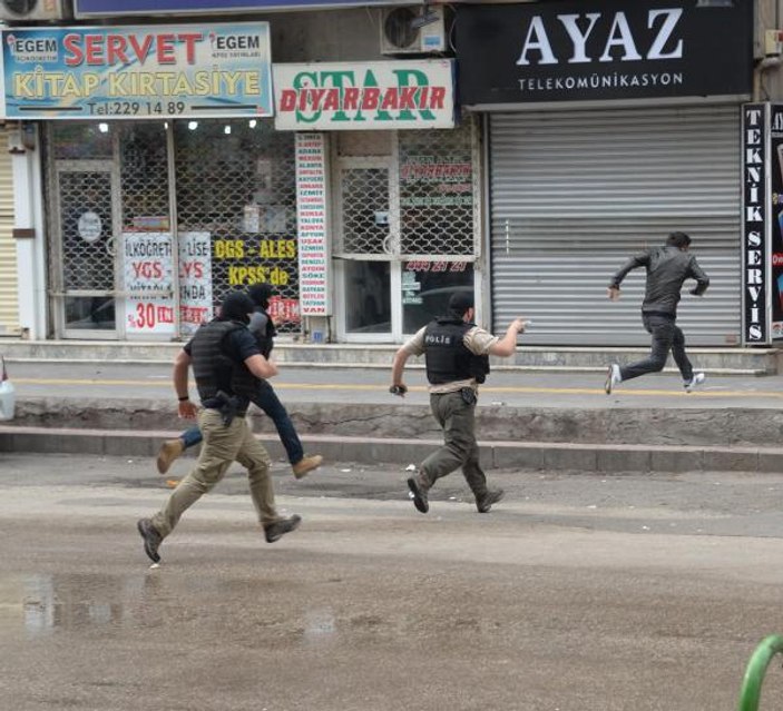 Diyarbakır'da polisin silahını almaya çalışan eylemci