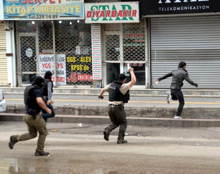 Diyarbakır'da polisin silahını almaya çalışan eylemci