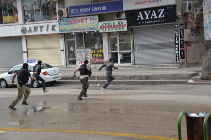 Diyarbakır'da polisin silahını almaya çalışan eylemci