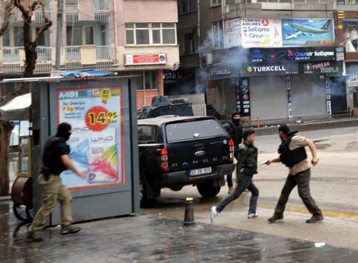 Diyarbakır'da polisin silahını almaya çalışan eylemci