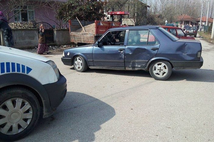 Sakarya'da polis, kaçan sürücüyü aracına çarparak durdurdu