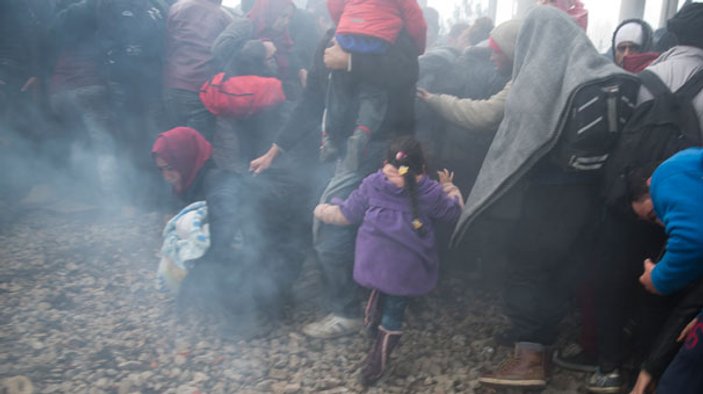 Makedonya'da sınırdaki mülteciler dikenli telleri yıktı