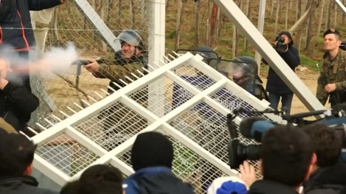 Makedonya'da sınırdaki mülteciler dikenli telleri yıktı