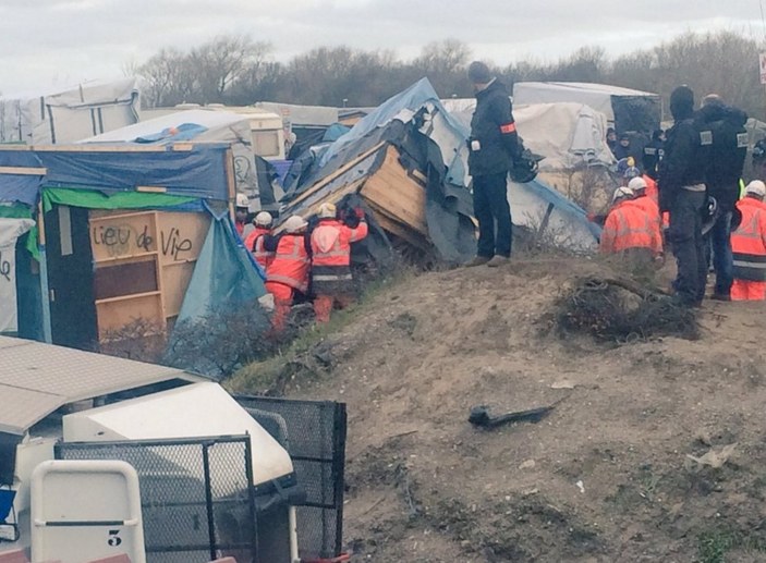 Fransız polisi mülteci kampını yıktı