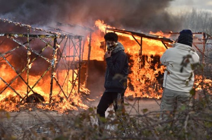 Fransız polisi mülteci kampını yaktı