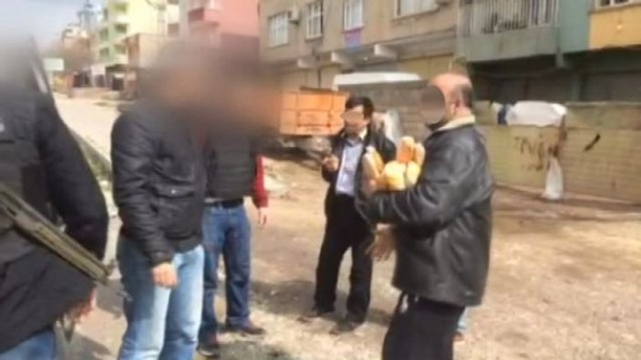 Polisler Derik'te kapı kapı dolaşıp ekmek ve su dağıttı