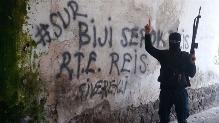 Sur'da polisten Erdoğan'a Kürtçe mesaj