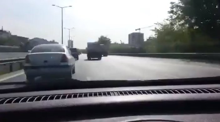 İstanbul trafiğinde ölümcül makaslar atan çılgın sürücü