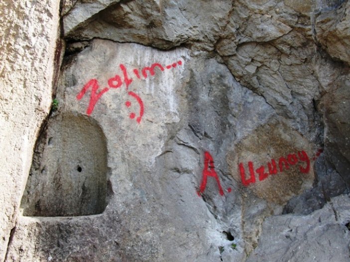 2 bin yıllık anıta yazı yazıp önünde poz verdi