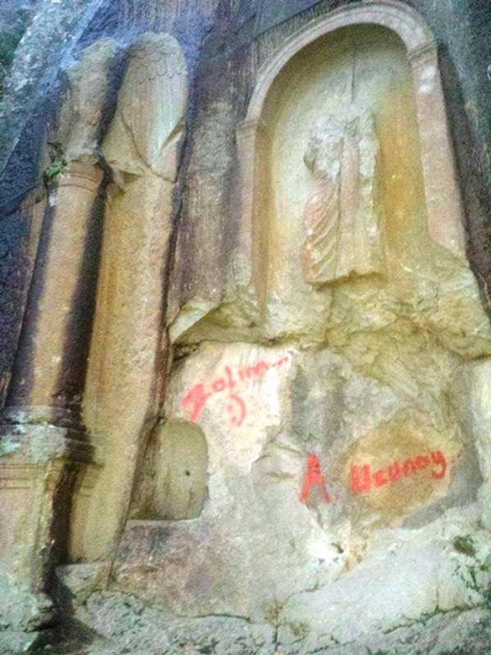 2 bin yıllık anıta yazı yazıp önünde poz verdi