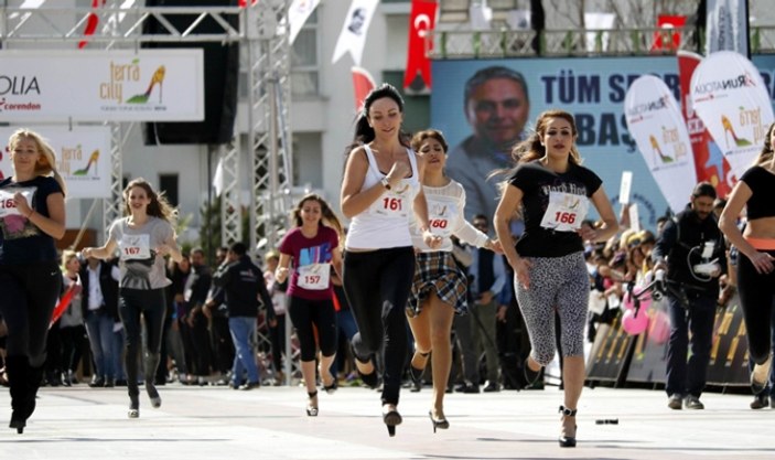 Antalyalı kadınlar topuklularla birinci olmak için koştu