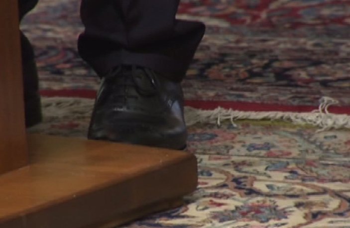 Davutoğlu Silopi'den aldığı ayakkabıları İran'da giydi