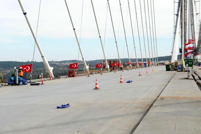 Bakan Yıldırım çalışanlarla 3. Köprü'nün sevincini yaşadı