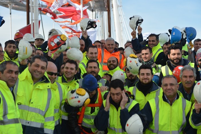 Bakan Yıldırım çalışanlarla 3. Köprü'nün sevincini yaşadı