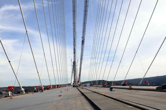 Bakan Yıldırım çalışanlarla 3. Köprü'nün sevincini yaşadı