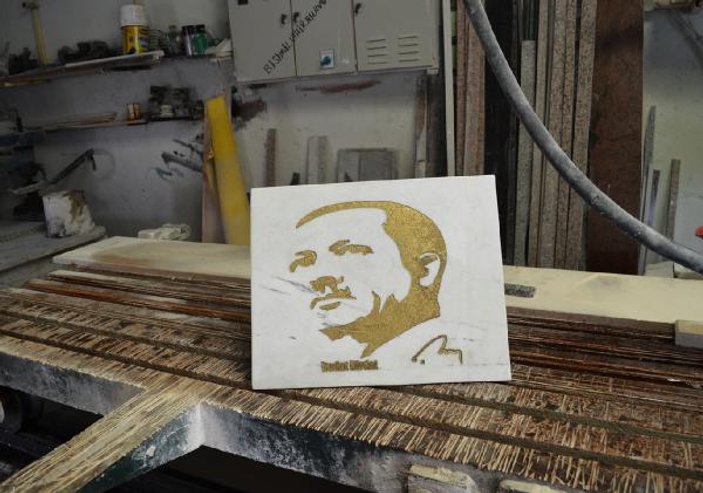 Bitlisli usta Erdoğan'ın portresini mermere işledi