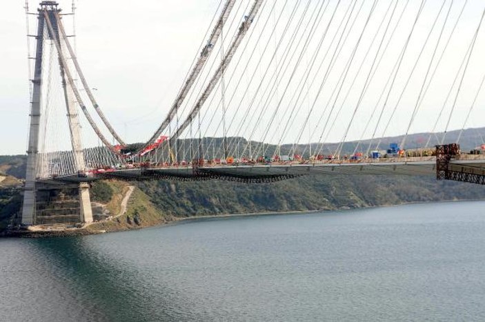 Bakan Yıldırım çalışanlarla 3. Köprü'nün sevincini yaşadı