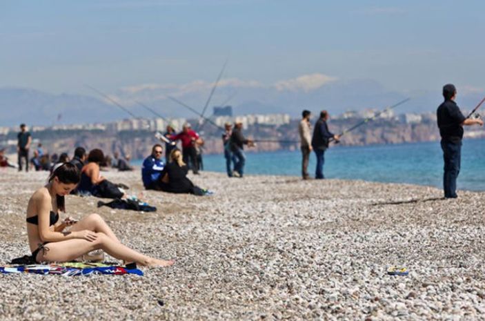 Antalya'da kar manzaralı plaj keyfi
