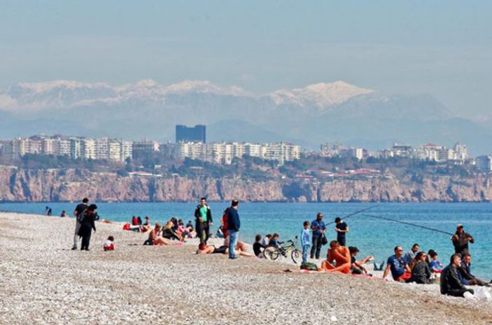Antalya'da kar manzaralı plaj keyfi