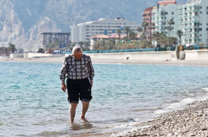 Antalya'da kar manzaralı plaj keyfi