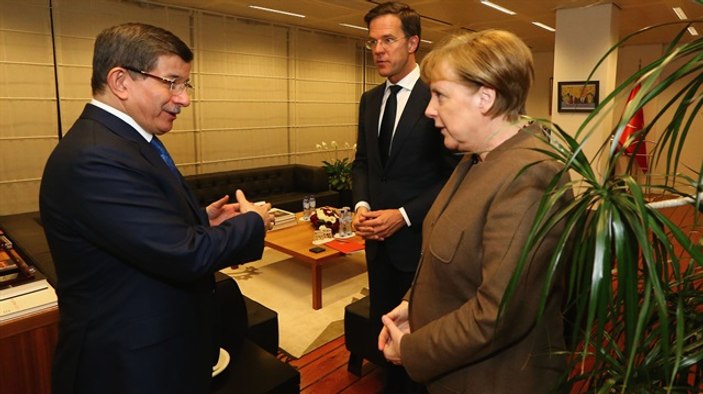 Davutoğlu, Merkel ve Rutte görüşmesinde pide ısmarlandı