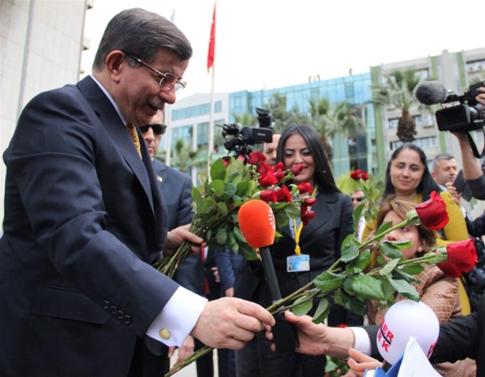 Davutoğlu ile Çipras kadın muhabirlere gül dağıttı