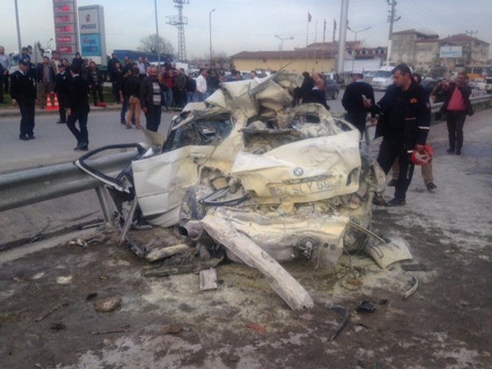 Sakarya'da otomobil tıra çarptı: 2 ölü 1 yaralı