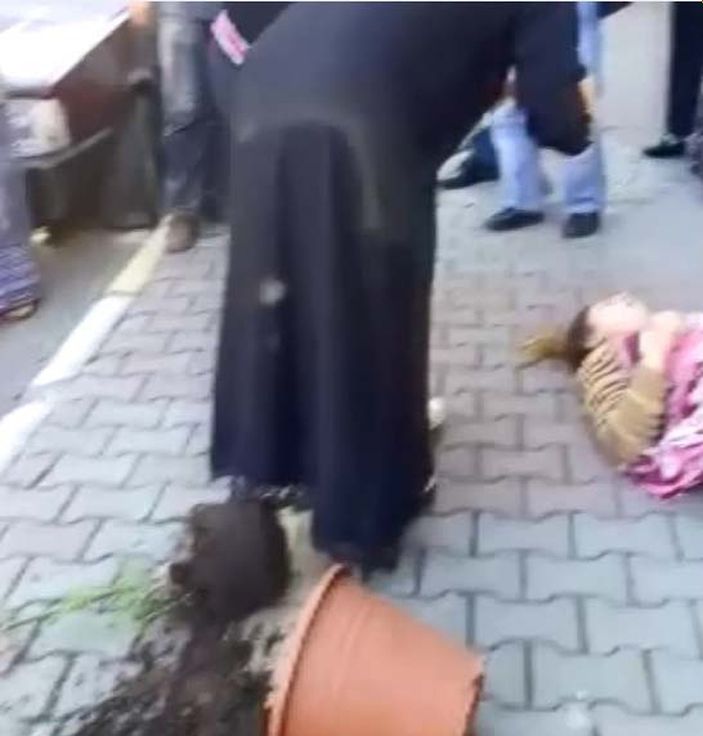 Karısını öldürmek isteyen adama saksı fırlattılar