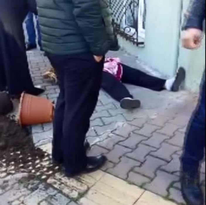 Karısını öldürmek isteyen adama saksı fırlattılar