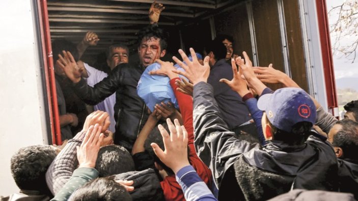 Yunanistan’ın Larissa kasabasında mülteci kampına tepki