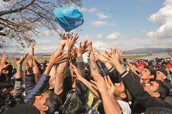 Yunanistan’ın Larissa kasabasında mülteci kampına tepki