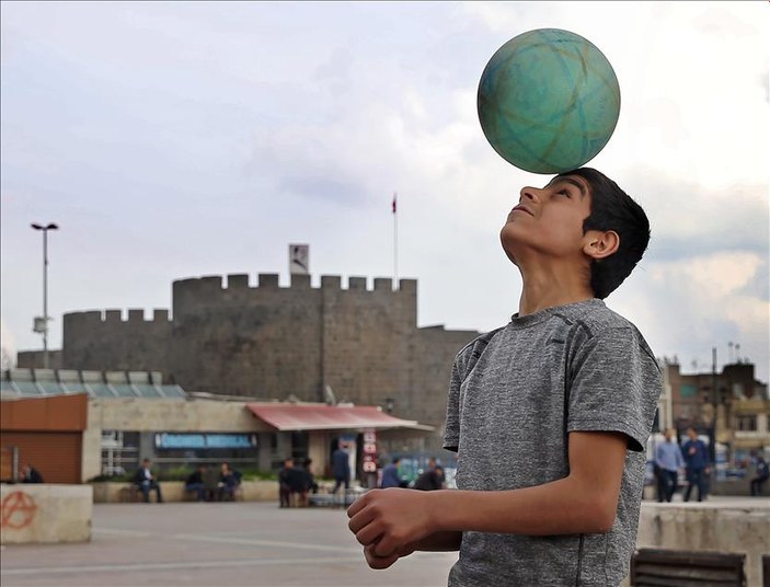Diyarbakır'da çocuklar tarihi surların önünde top oynadı