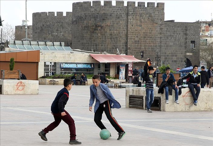 Diyarbakır'da çocuklar tarihi surların önünde top oynadı
