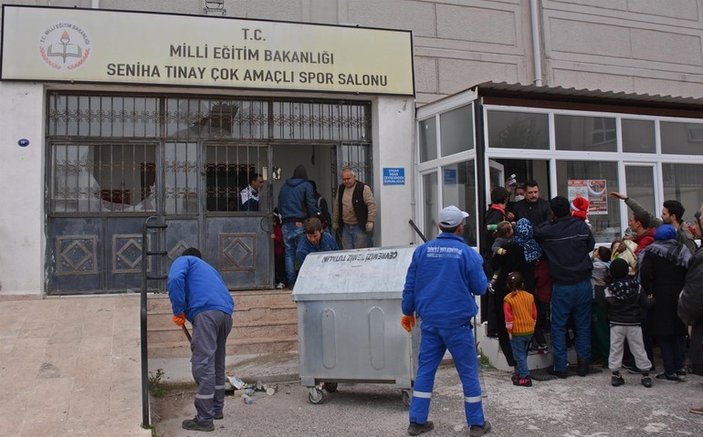 İzmir'de sığınmacılar spor salonunu ateşe verdi
